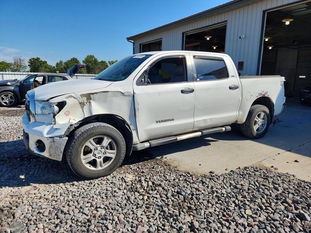منظر 2011 TOYOTA TUNDRA CREWMAX SR5، زاوية 1