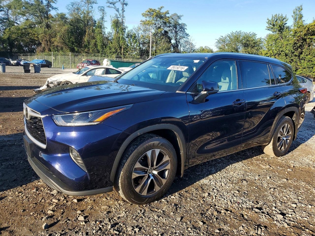 Vue de 2021 TOYOTA HIGHLANDER XLE, angle 1