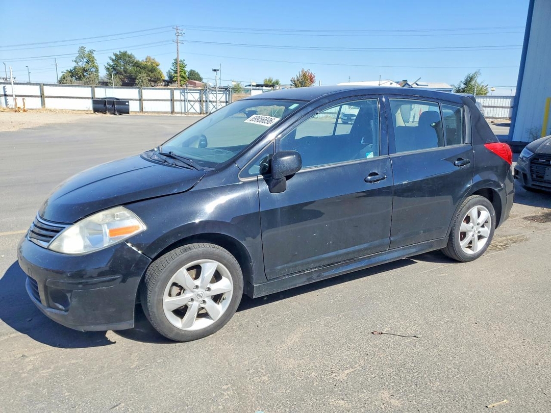 Вид 2012 NISSAN VERSA 1.8 S, угол 1