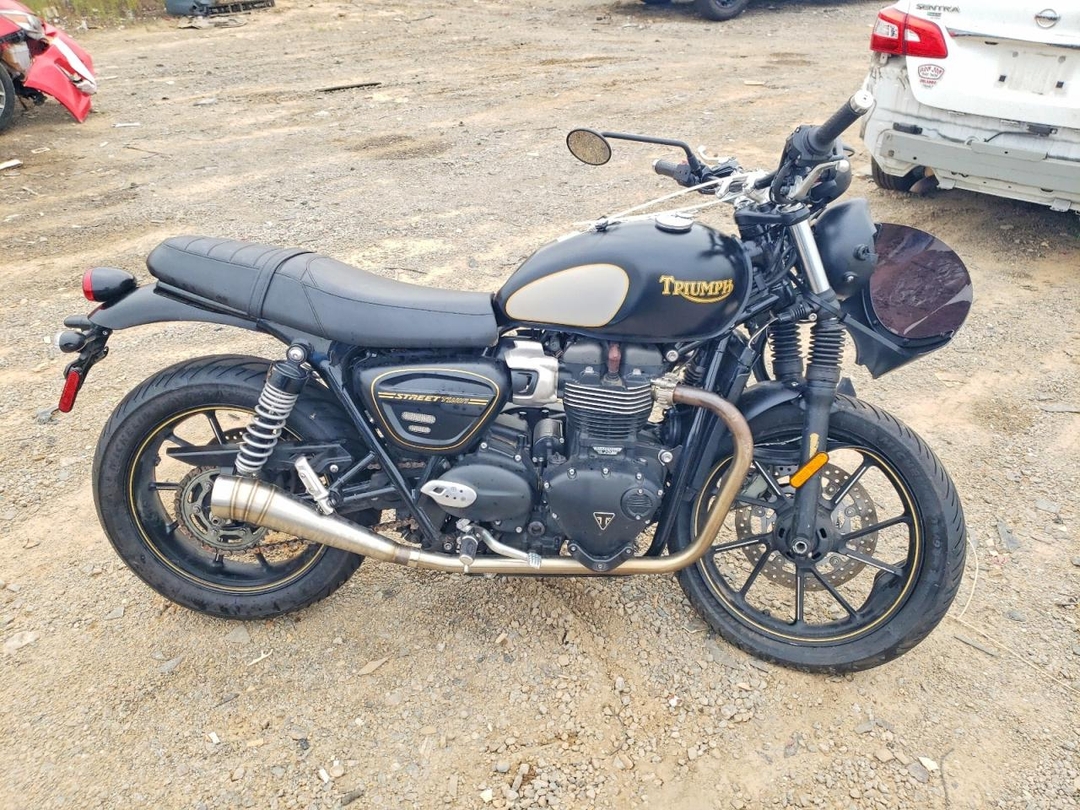 Vue de 2022 TRIUMPH MOTORCYCLE STREET TWIN, angle 1