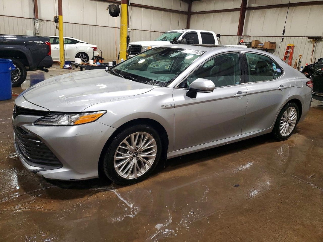 Vue de 2020 TOYOTA CAMRY XLE, angle 1