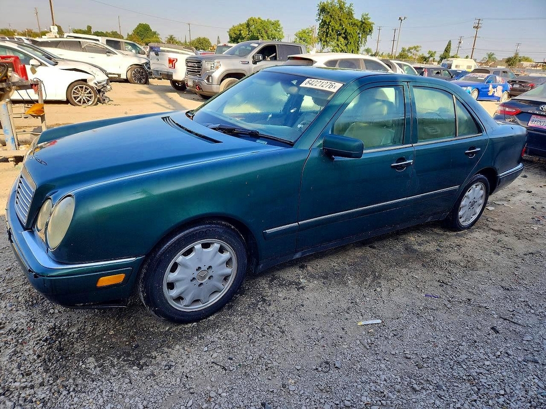 Vue de 1996 MERCEDES-BENZ E 320, angle 1