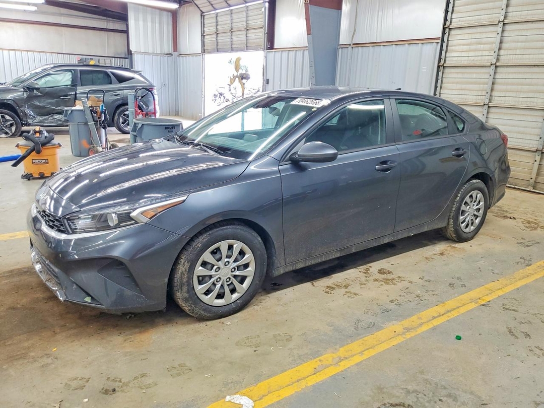 Vue de 2022 KIA FORTE FE, angle 1