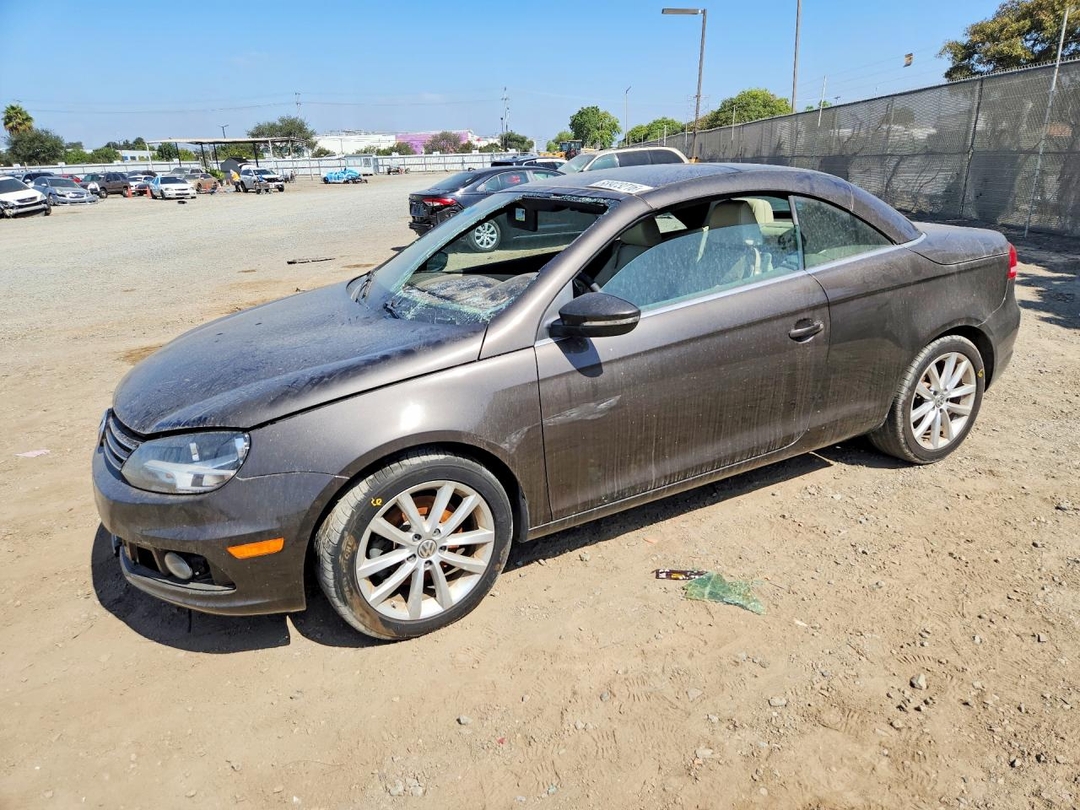 Vista de 2015 VOLKSWAGEN EOS KOMFORT, ángulo 1