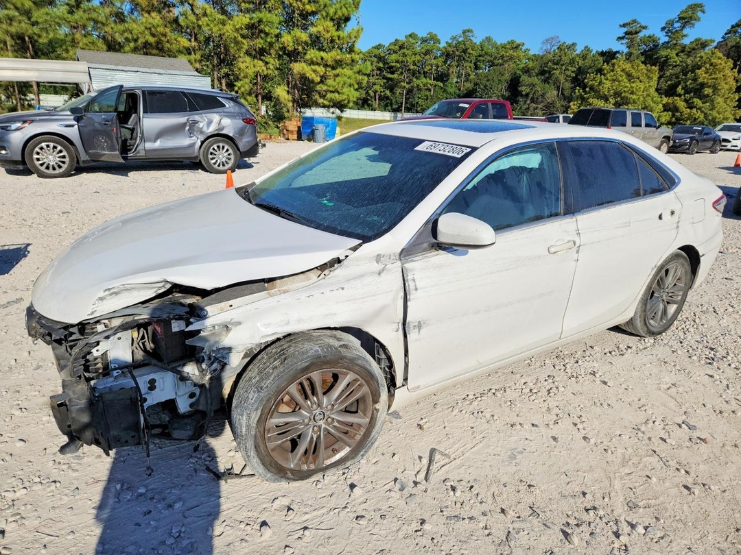 Вид 2015 TOYOTA CAMRY SE, угол 1
