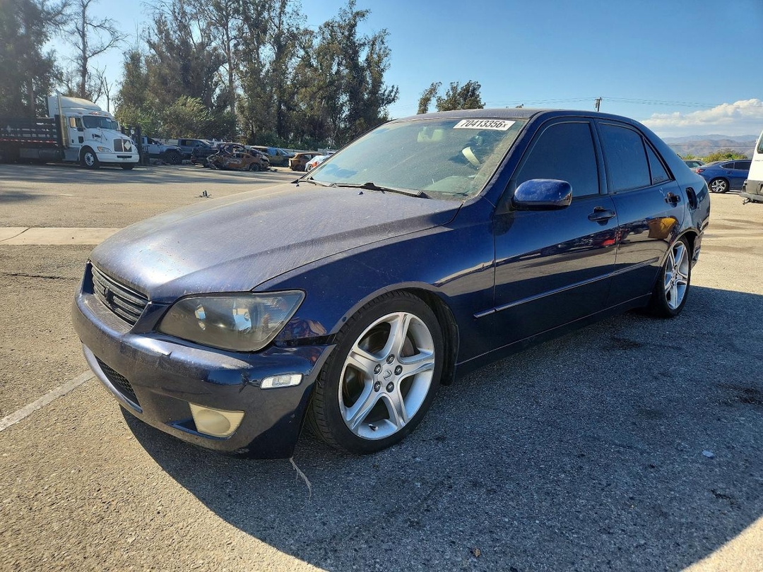 Vista de 2004 LEXUS IS 300, ángulo 1