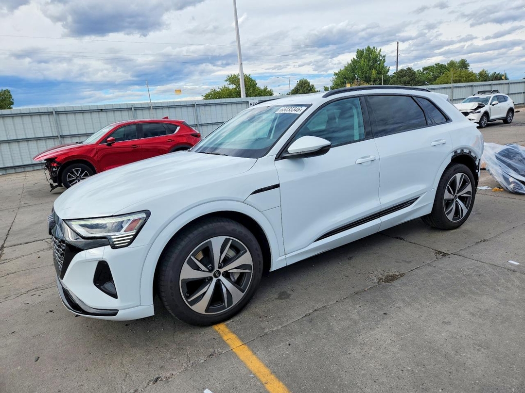 Vue de 2024 AUDI Q8 E-TRON PREMIUM, angle 1