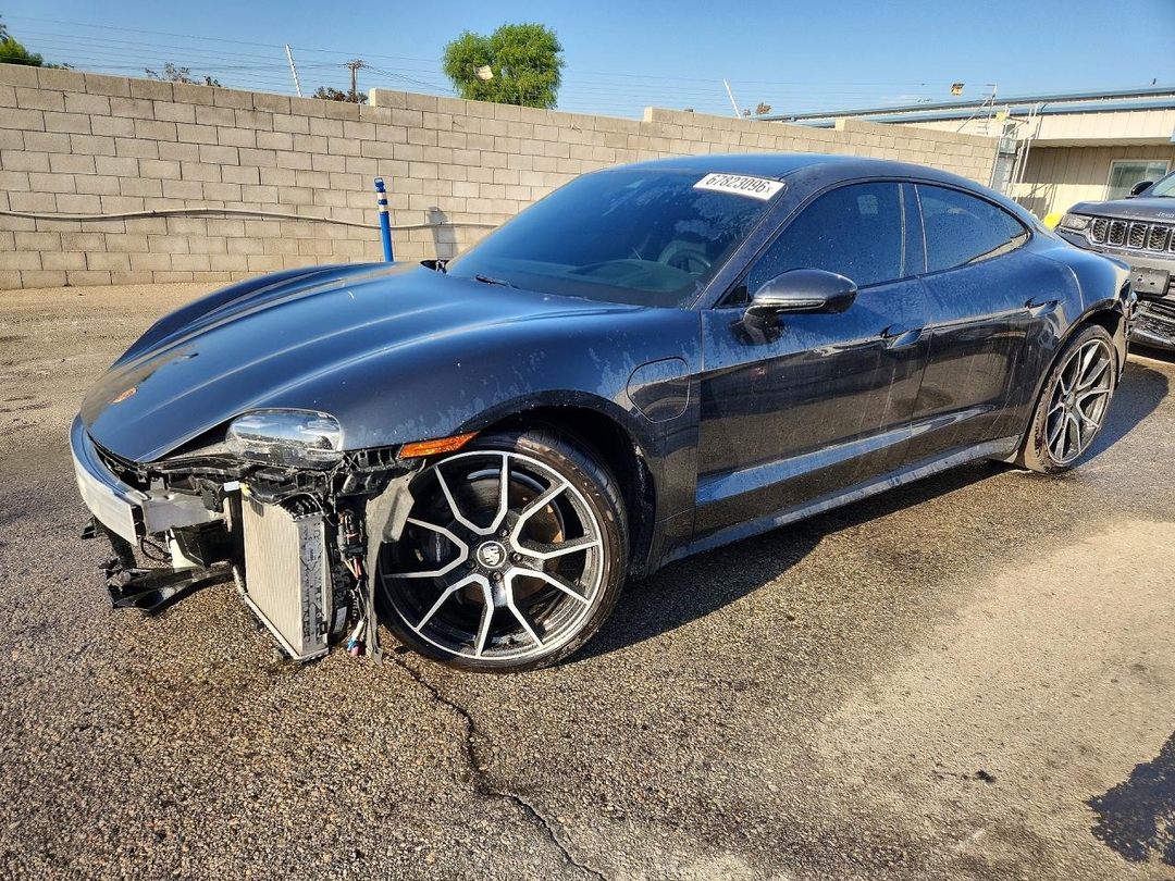 Vue de 2022 PORSCHE TAYCAN, angle 1