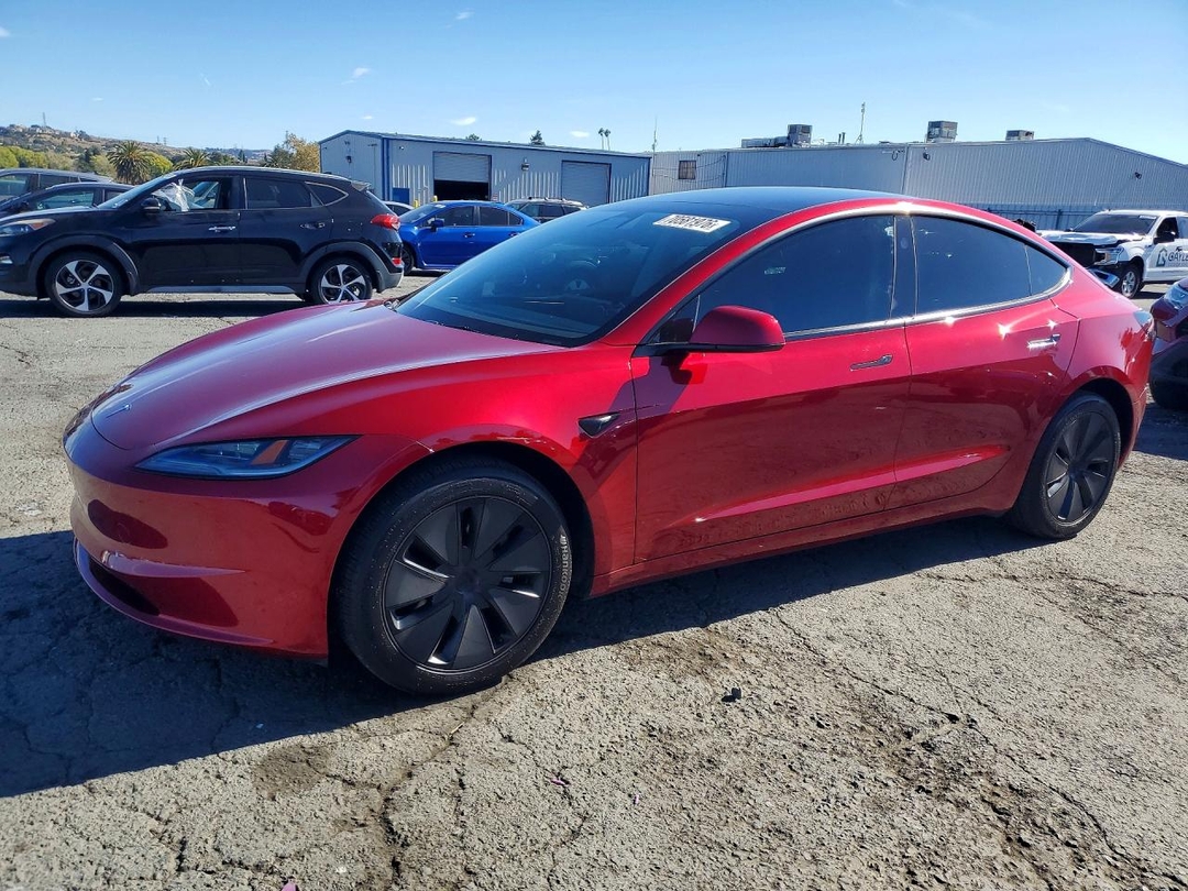 Вид 2025 TESLA MODEL 3, угол 1