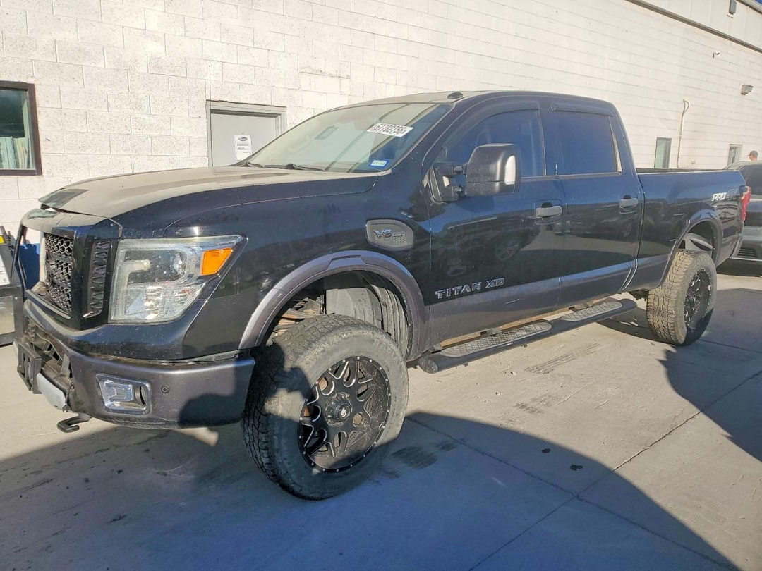 منظر 2016 NISSAN TITAN XD PRO-4X، زاوية 1