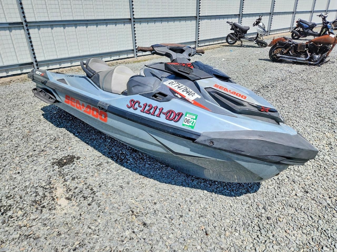 Vue de 2018 SEA-DOO RXT-X 300 JET SKI, angle 1