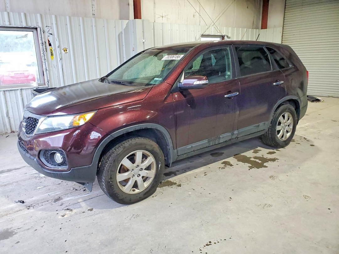Vue de 2013 KIA SORENTO LX, angle 1