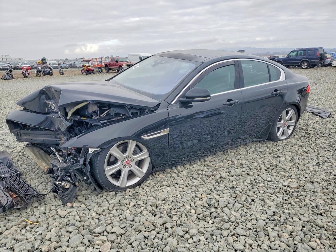 Vue de 2017 JAGUAR XE PRESTIGE, angle 1