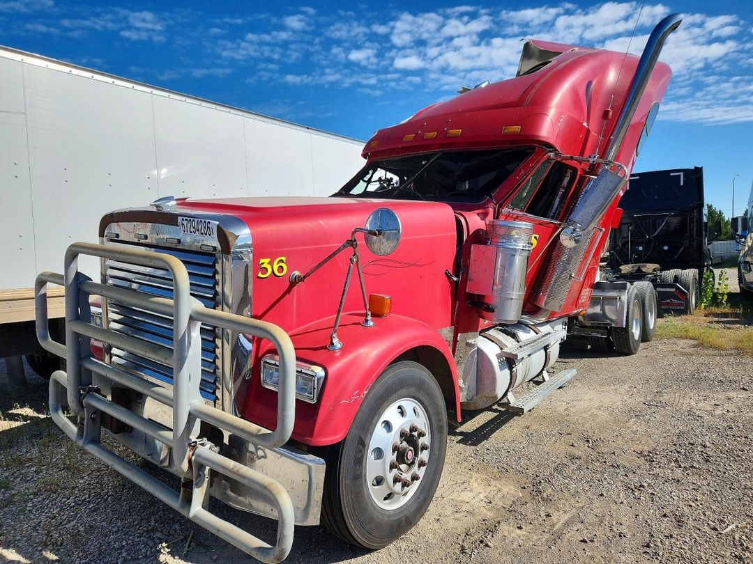 Vista de 2005 FREIGHTLINER FLD132 SEMI TRUCK, ángulo 1