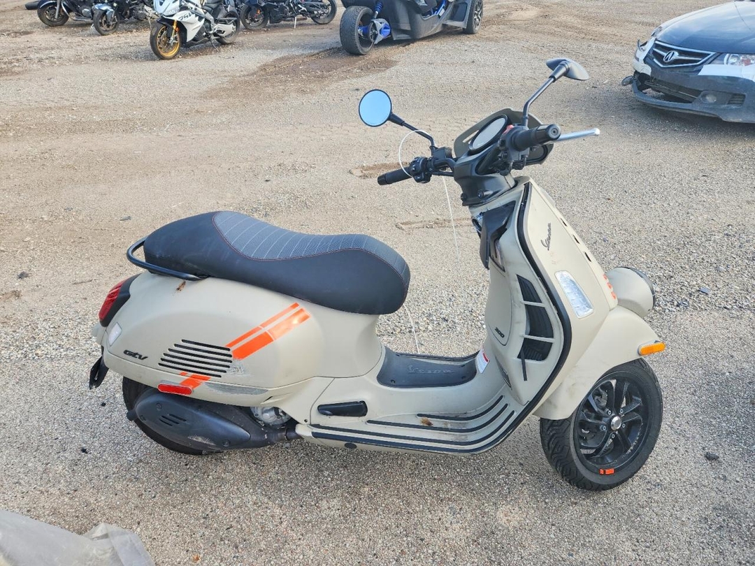 Вид 2024 VESPA GTS/SEI GIORNI 300, угол 1