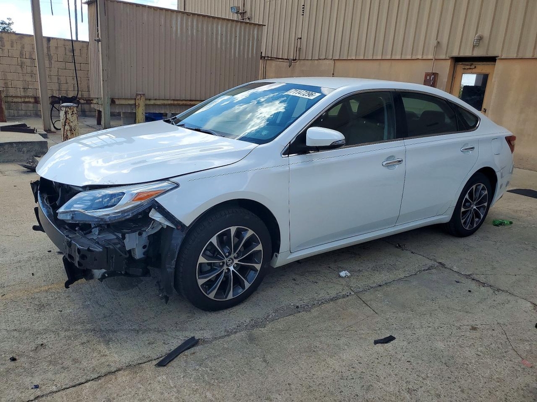 Vue de 2016 TOYOTA AVALON XLE, angle 1