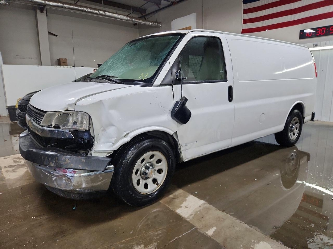 Vue de 2013 CHEVROLET EXPRESS G1500, angle 1