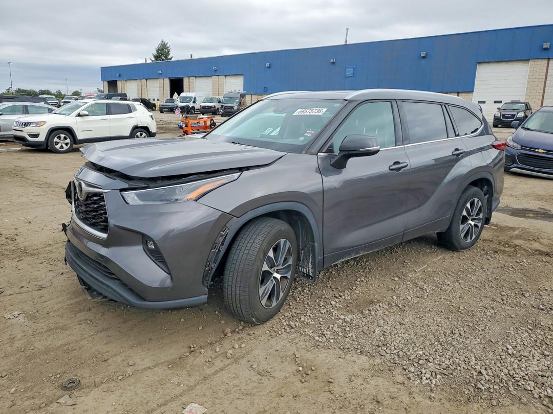 Vue de 2022 TOYOTA HIGHLANDER XLE, angle 1