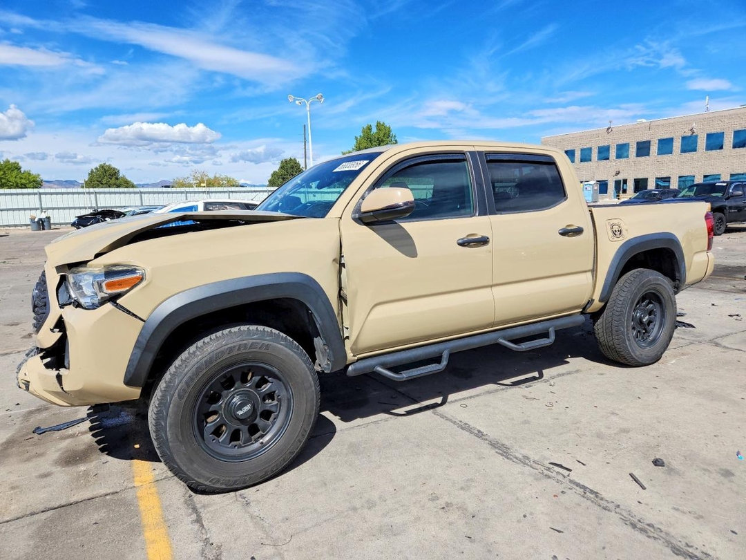 Vue de 2016 TOYOTA TACOMA TRD OFF-ROAD, angle 1