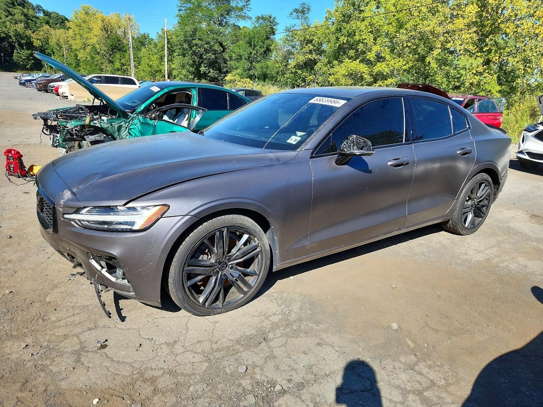 Vista de 2021 VOLVO S60 T6 R-DESIGN, ángulo 1
