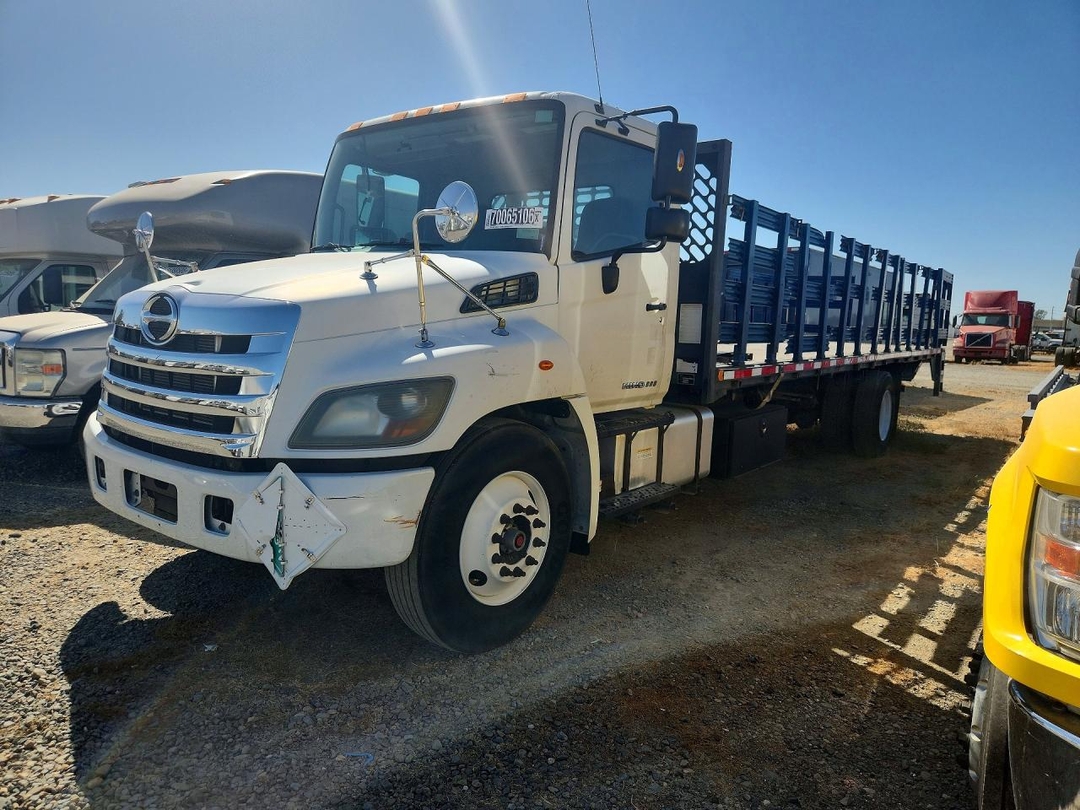 منظر 2018 HINO 338 FLATBED TRUCK، زاوية 1