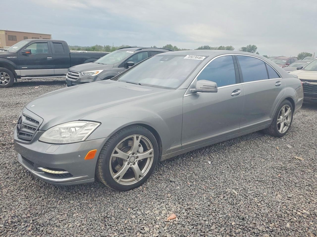 Vista de 2013 MERCEDES-BENZ S 550, ángulo 1
