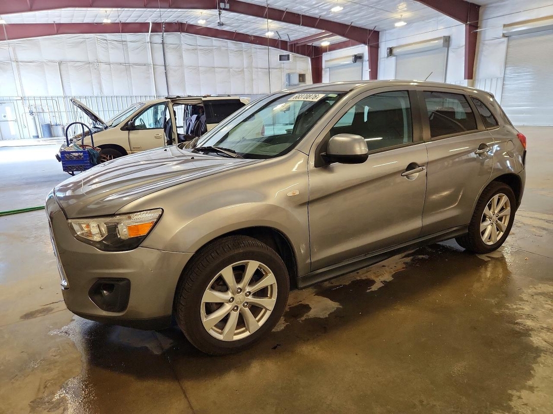 Vue de 2015 MITSUBISHI OUTLANDER SPORT ES, angle 1