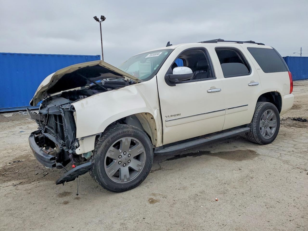 منظر 2011 GMC YUKON SLT، زاوية 1