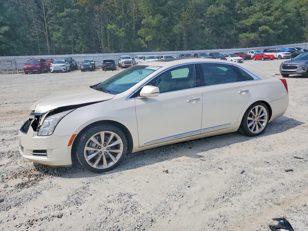 Vue de 2013 CADILLAC XTS, angle 1