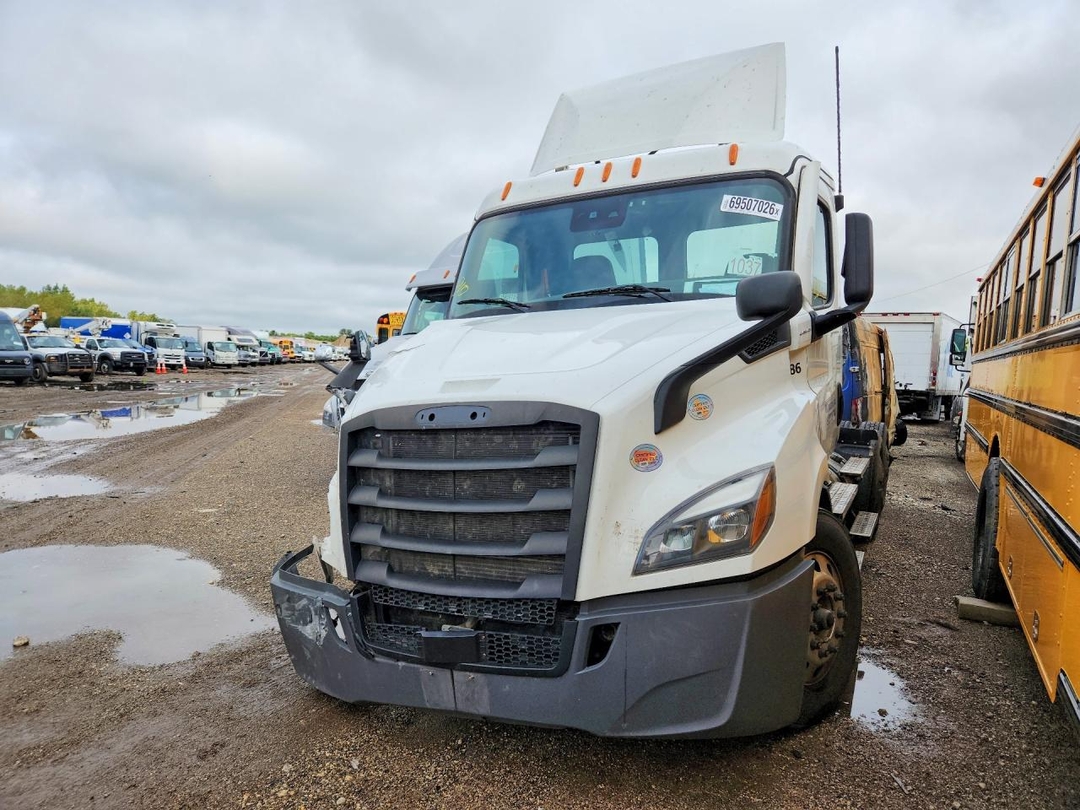 Vista de 2025 FREIGHTLINER CASCADIA 116" DAY CAB SEMI TRUCK, ángulo 1