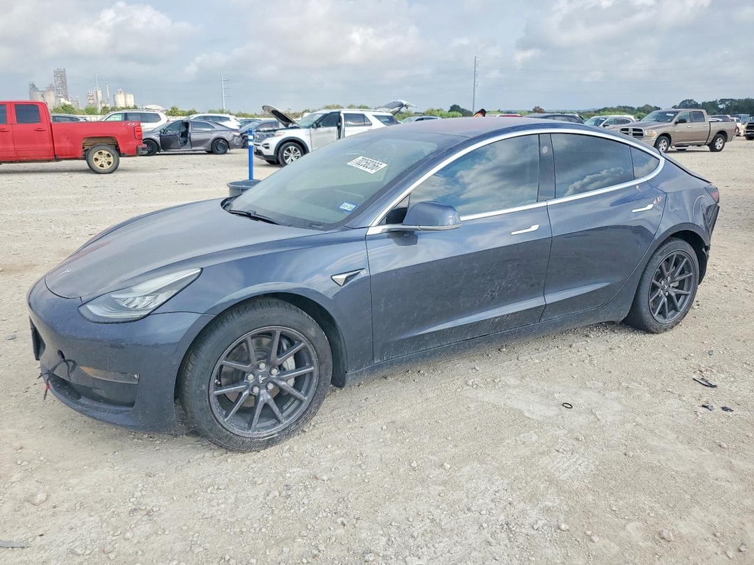 Вид 2018 TESLA MODEL 3, угол 1