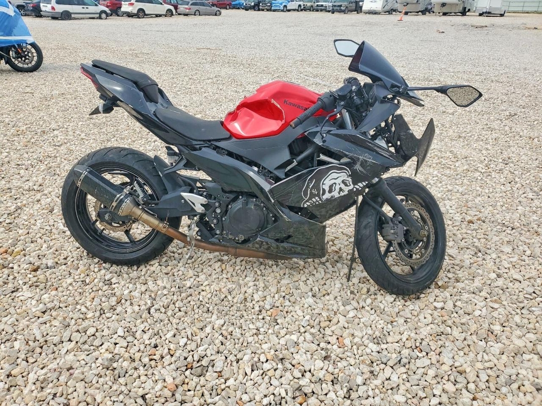 Vue de 2021 KAWASAKI EX400, angle 1