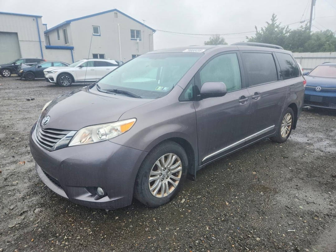 Vue de 2014 TOYOTA SIENNA XLE 8-PASSENGER, angle 1