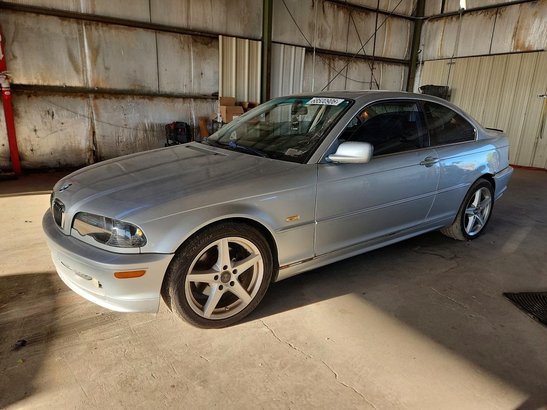 Vue de 2001 BMW 325 CI, angle 1