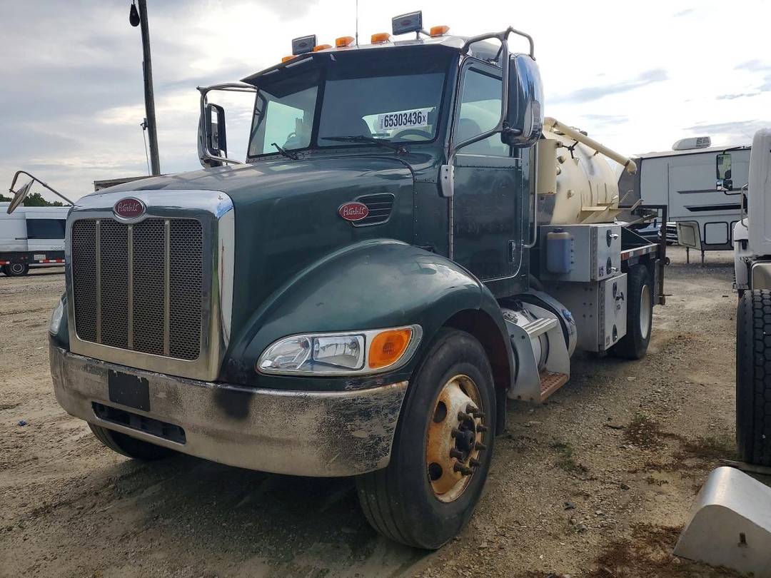 Vista de 2013 PETERBILT 337 VACUUM TRUCK, ángulo 1