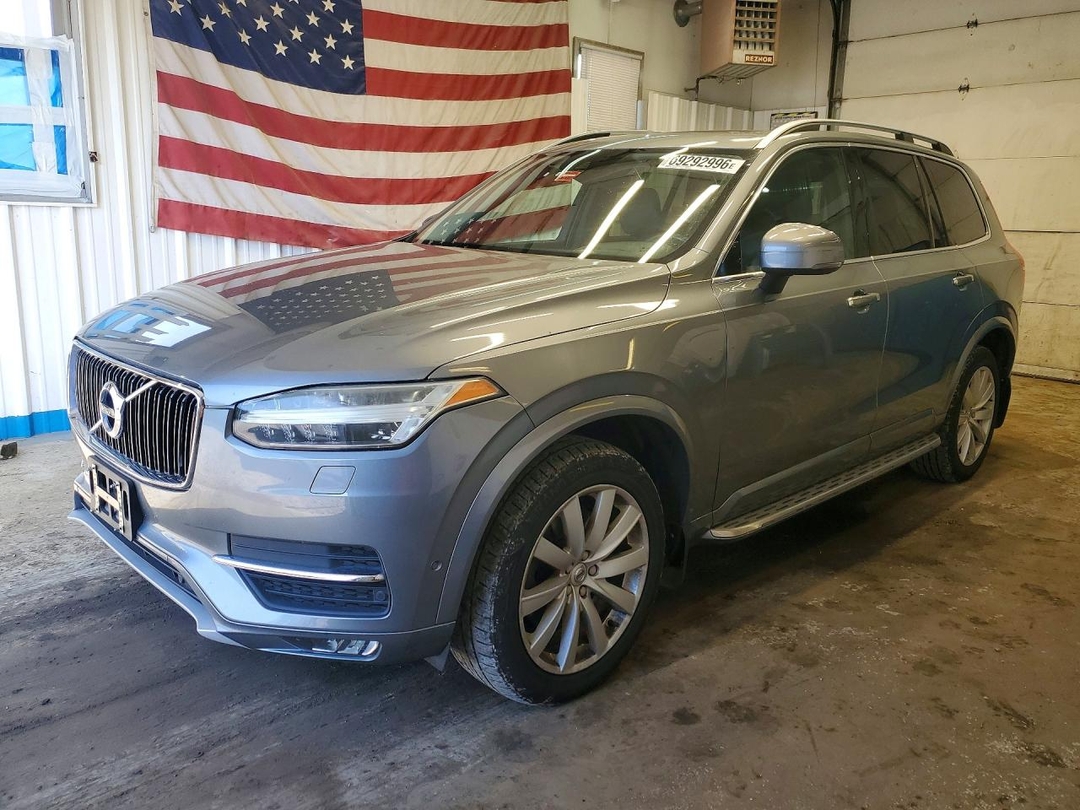 Vue de 2016 VOLVO XC90 T6, angle 1