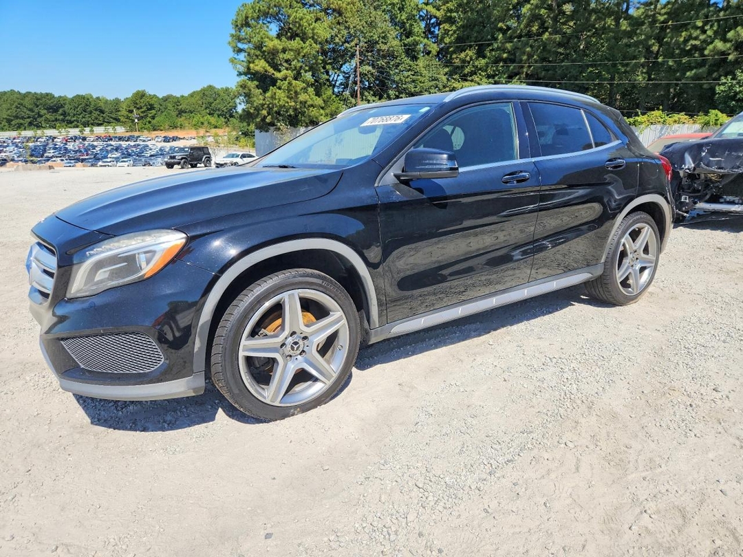 Vue de 2015 MERCEDES-BENZ GLA 250, angle 1