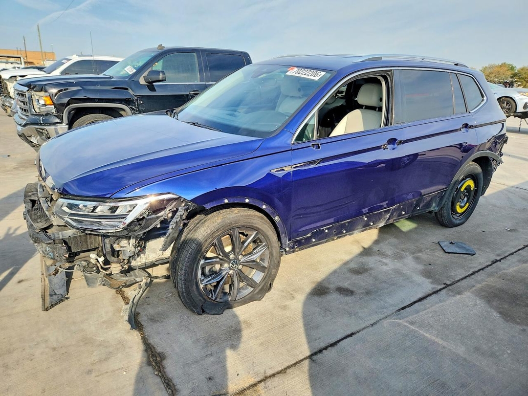 Vue de 2022 VOLKSWAGEN TIGUAN SE, angle 1