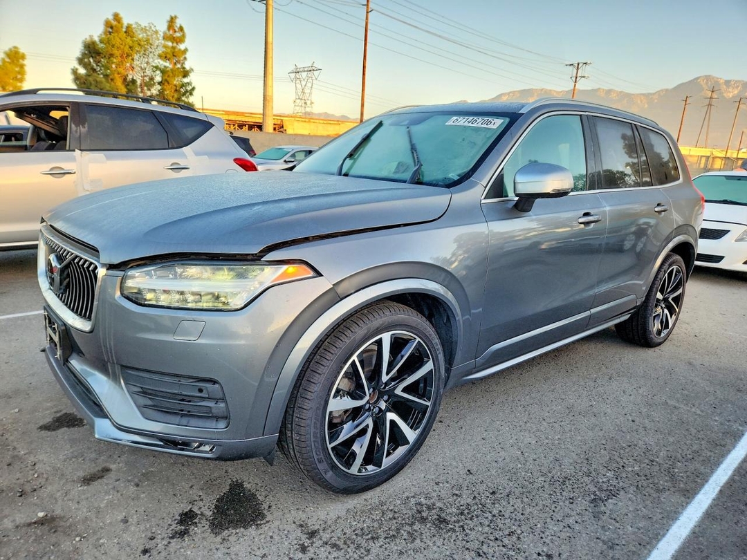 Вид 2020 VOLVO XC90 T6 MOMENTUM, угол 1