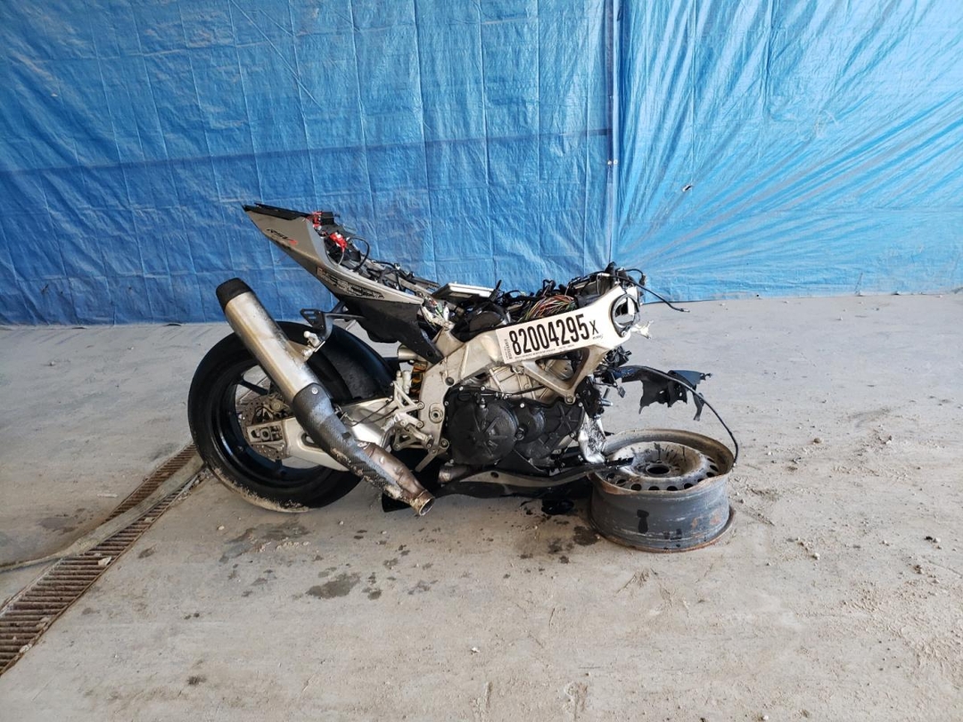 Вид 2022 APRILIA RSV4 1100, угол 1