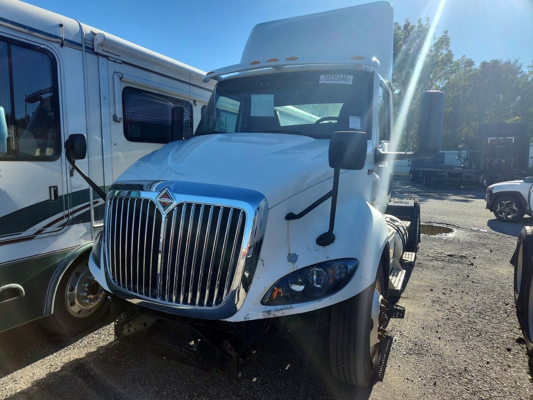 Vue de 2019 INTERNATIONAL RH613 SEMI TRUCK, angle 1