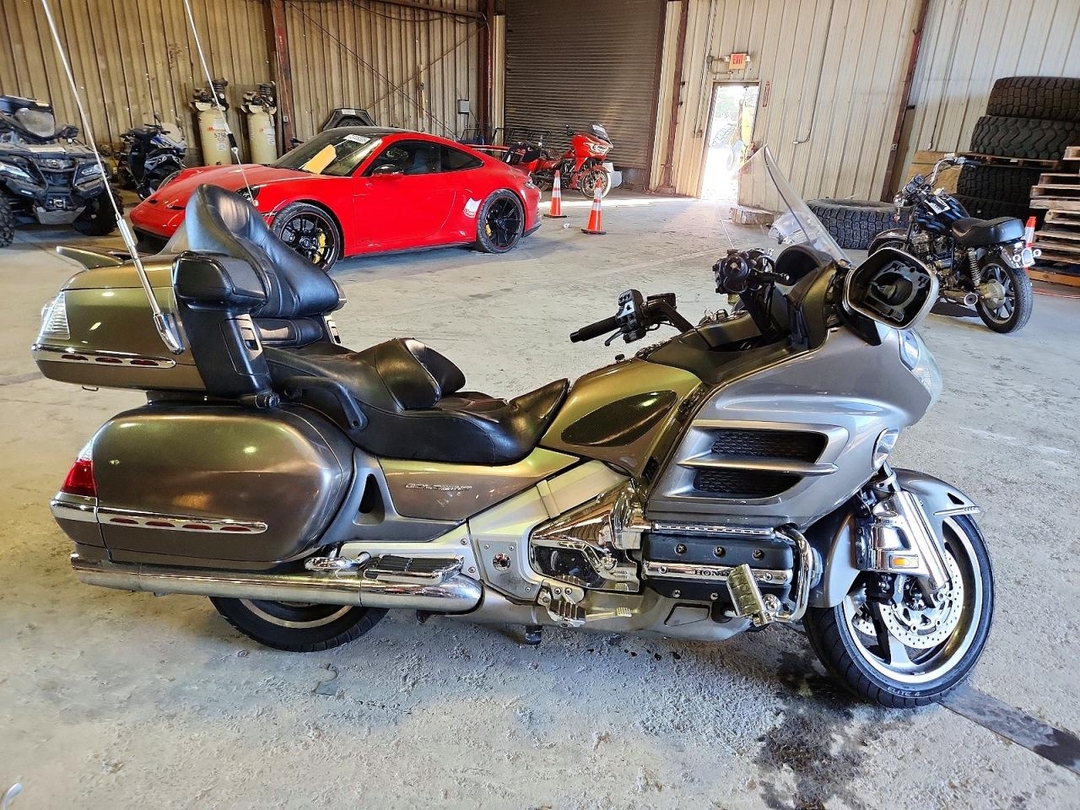Vue de 2006 HONDA GL1800, angle 1
