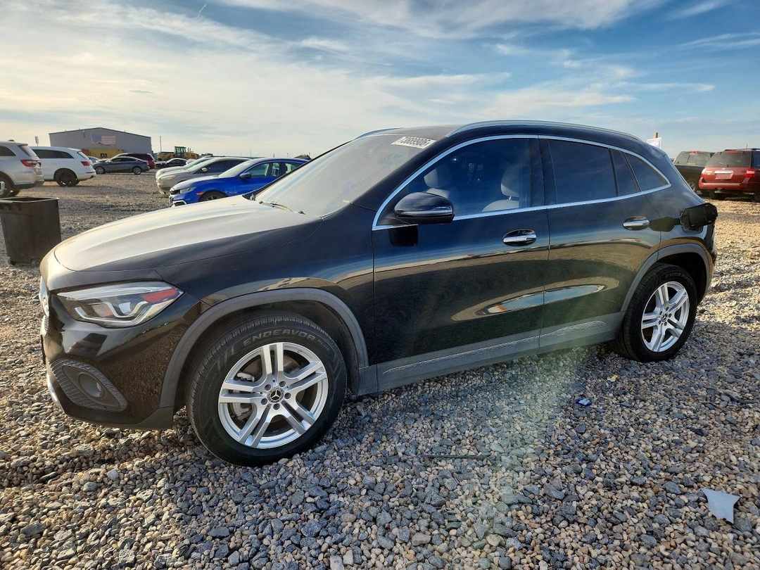 Vue de 2021 MERCEDES-BENZ GLA 250, angle 1