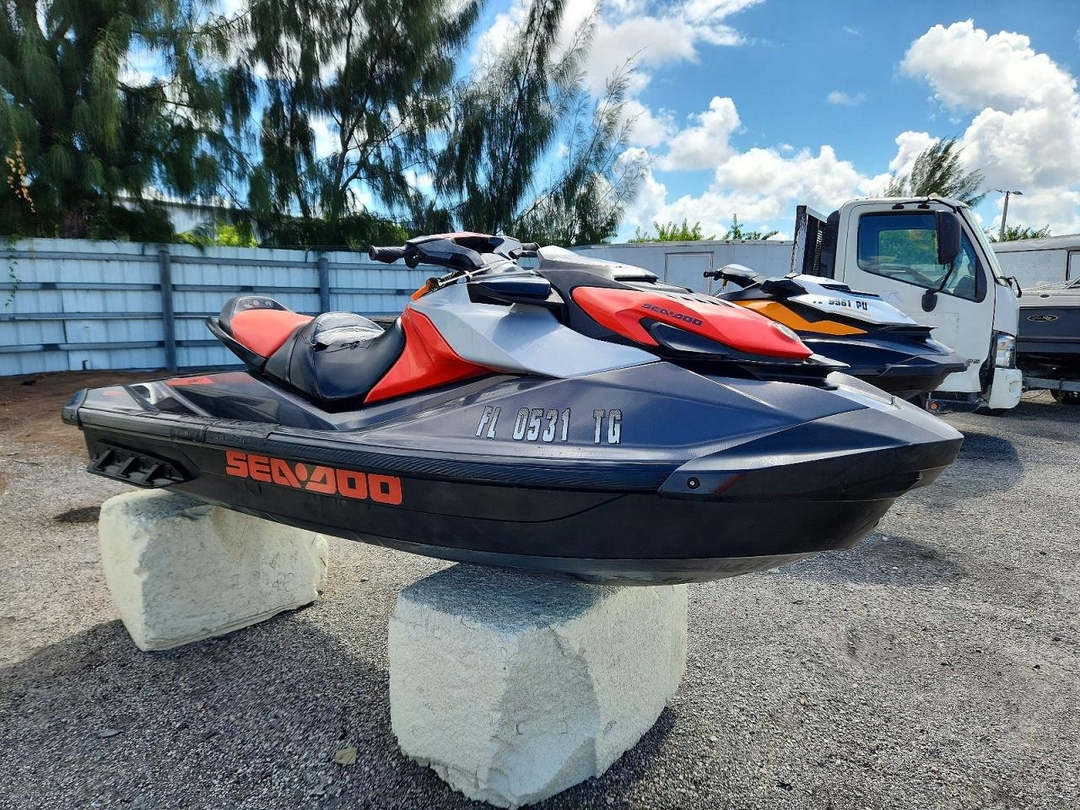 Vista de 2022 SEA DOO GTI SE JET SKI, ángulo 1