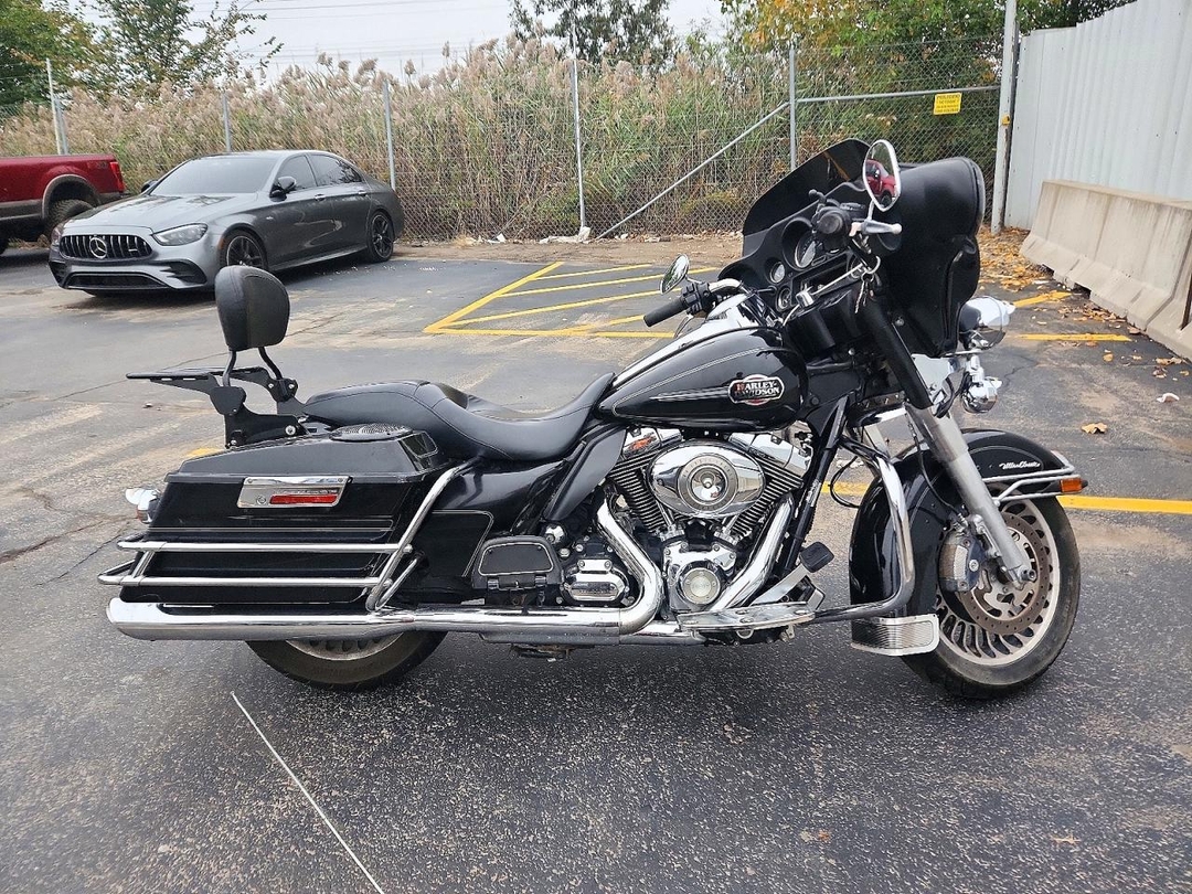 منظر 2009 HARLEY-DAVIDSON FLHTCU، زاوية 1
