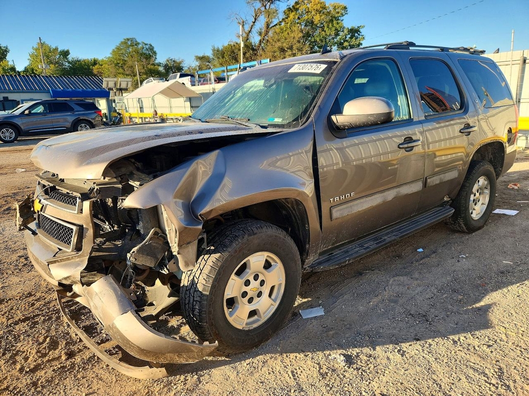 Vue de 2012 CHEVROLET TAHOE K1500 LT, angle 1
