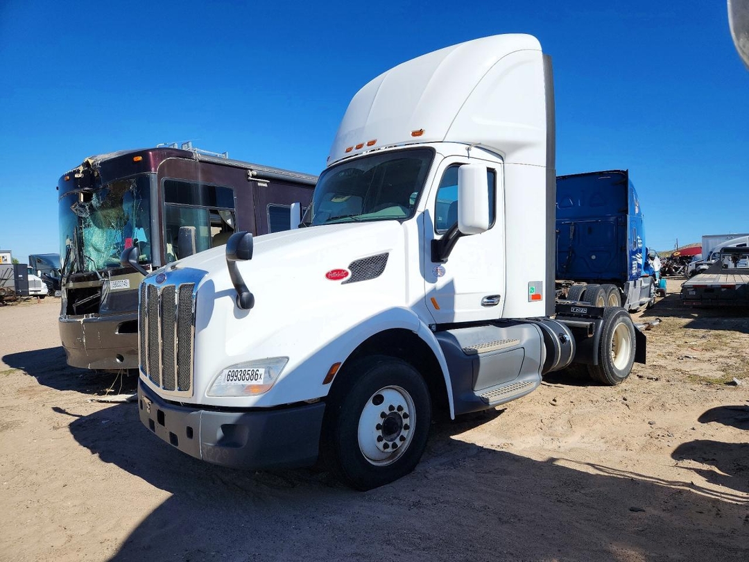 Vue de 2019 PETERBILT 579 SEMI TRUCK, angle 1