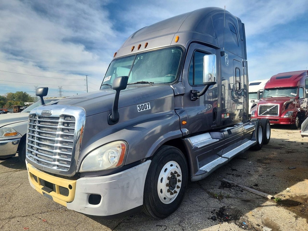 Vue de 2008 FREIGHTLINER CASCADIA SEMI TRUCK, angle 1