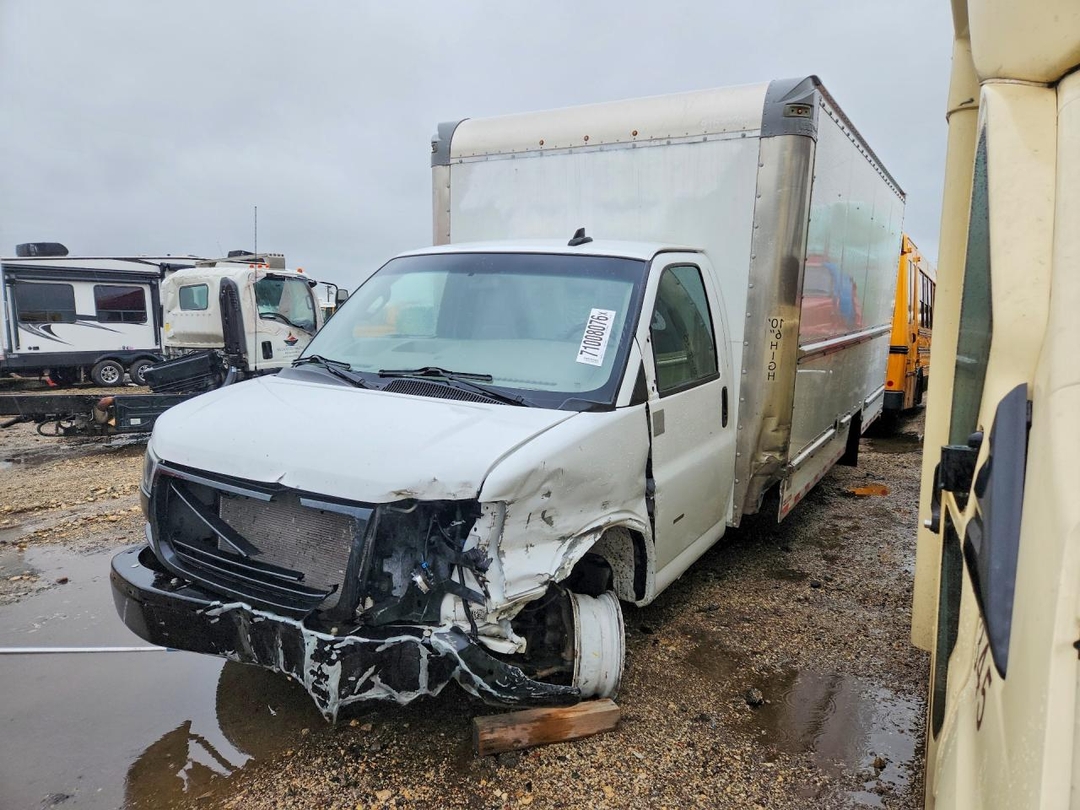Вид 2023 GMC SAVANA BOX TRUCK, угол 1