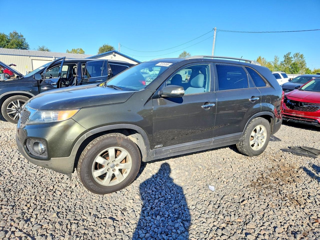 Vue de 2013 KIA SORENTO LX, angle 1